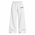 Mandé Sweatpants White – wide-leg mjukisbyxor med broderad logga