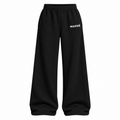Mandé Sweatpants Black – wide-leg mjukisbyxor med broderad logga
