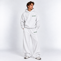 Mandé Oversized Set i vit med grön broderad logotyp – hoodie och sweatpants