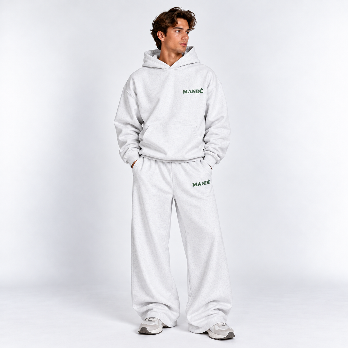 Mandé Oversized Set i vit med grön broderad logotyp – hoodie och sweatpants