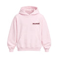 Mandé Clothing rosa hoodie – framsida med MANDÉ-tryck i vinrött