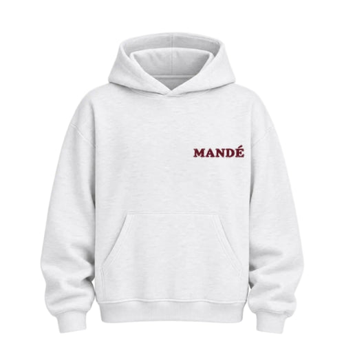 Mandé Clothing vit hoodie – framsida med MANDÉ-tryck i vinrött