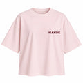 Mandé Clothing rosa t-shirt – framsida med MANDÉ-tryck i vinrött