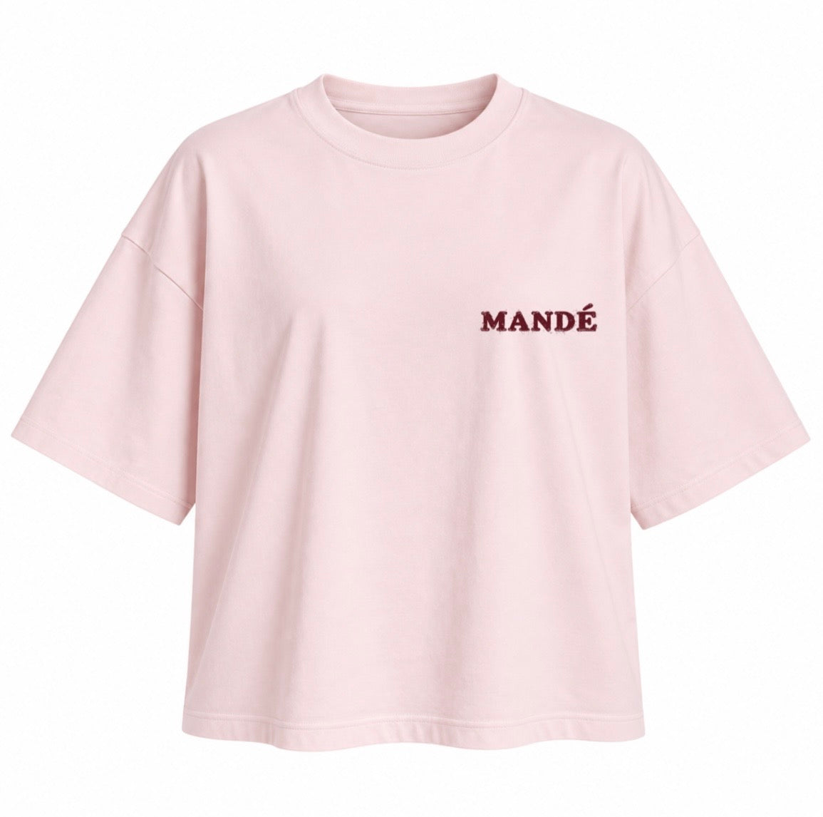 Mandé Clothing rosa t-shirt – framsida med MANDÉ-tryck i vinrött